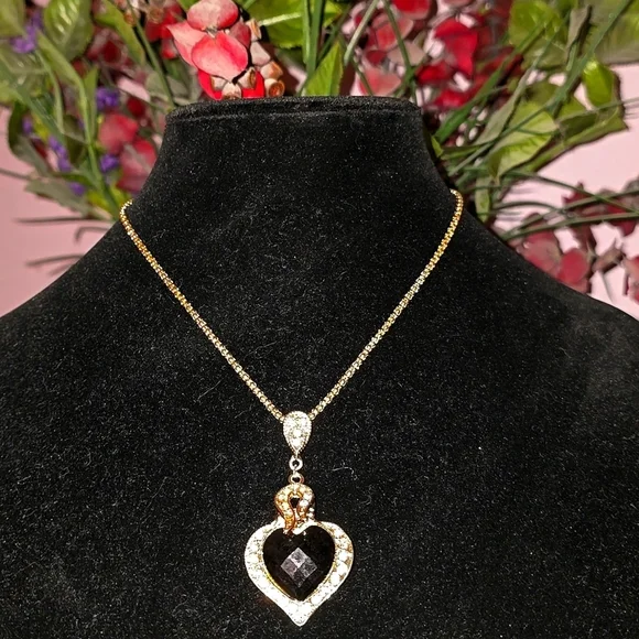 A GORGEOUS Heart Necklace!  Stunning! - Picture 7 of 9